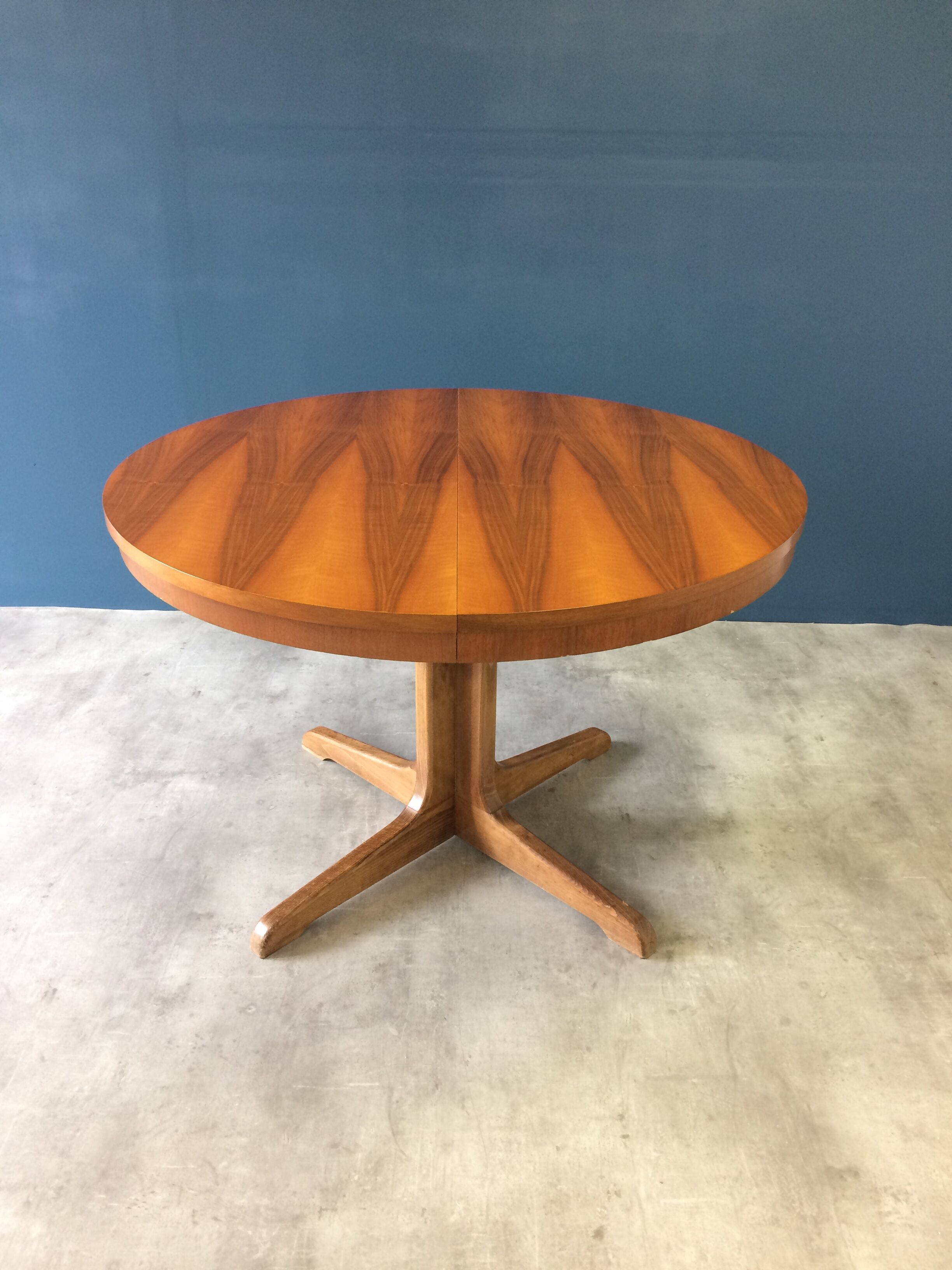 Extendable round table with butterfly leaf