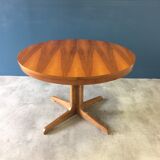 Extendable round table with butterfly leaf