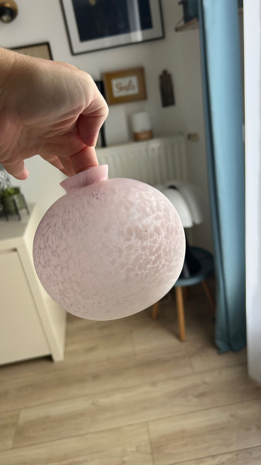 Vase boule moucheté rose