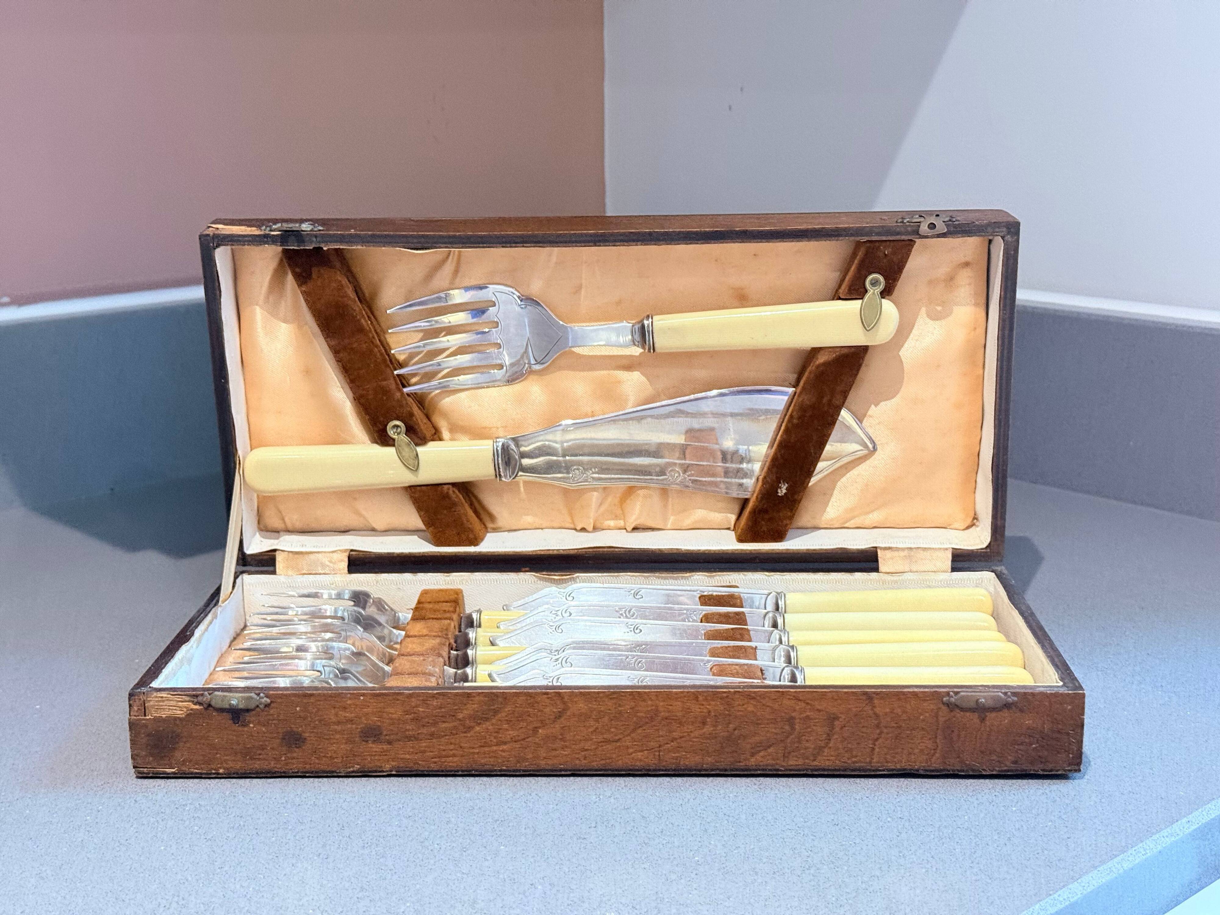 Set de couverts à poisson en métal argenté et ivoire synthétique