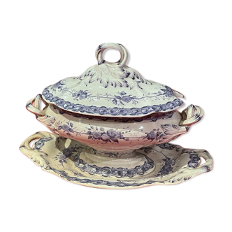 Large porcelain sauciere with blue and white decoration of the 19th century