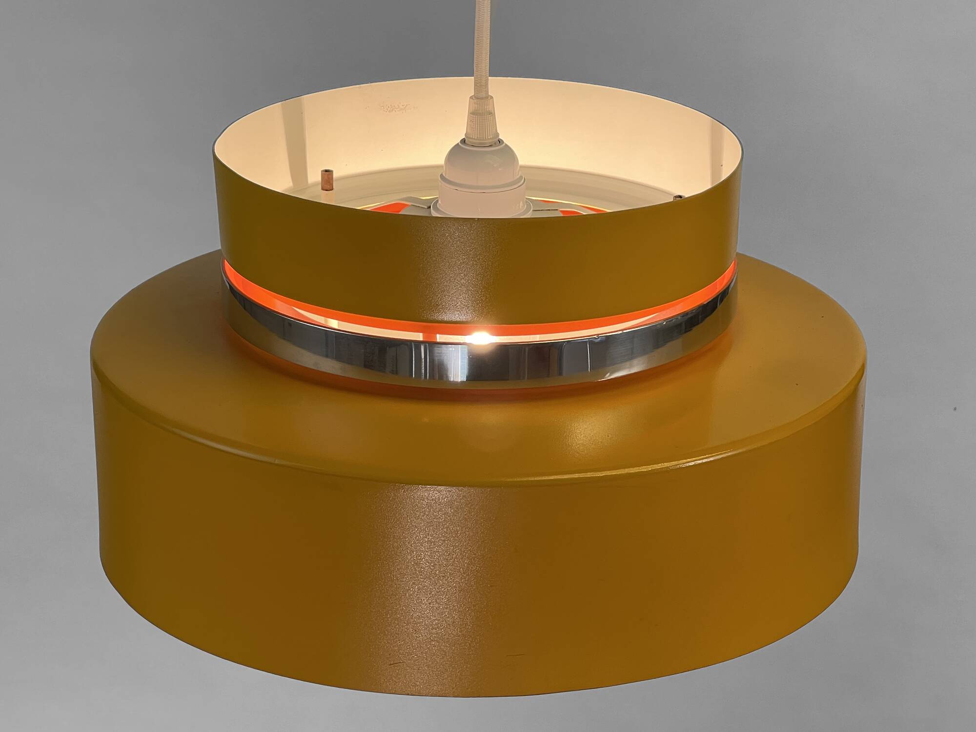 Suspension jaune foncé par Carl Thore pour Granhaga. Suède années 1970