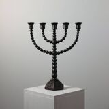 Candelabre en forme de bobine de style menorah habilement forgé.