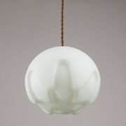 Lampe suspendue en laiton et opaline italienne du milieu du siècle