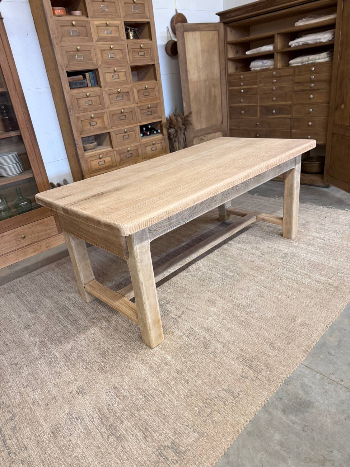 Solid oak table with 2 drawers