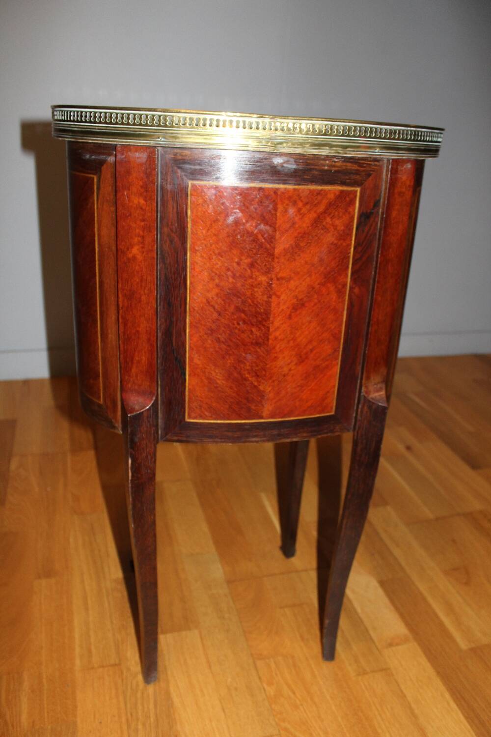 Guéridon tambour ancien style Louis XV en marqueterie, marbre et laiton