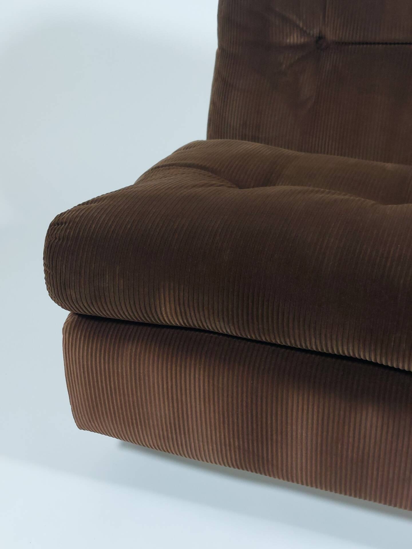 Paire de fauteuils lounge Amanta en velours côtelé et fibre de verre par Mario Bellini pour C&B Italia