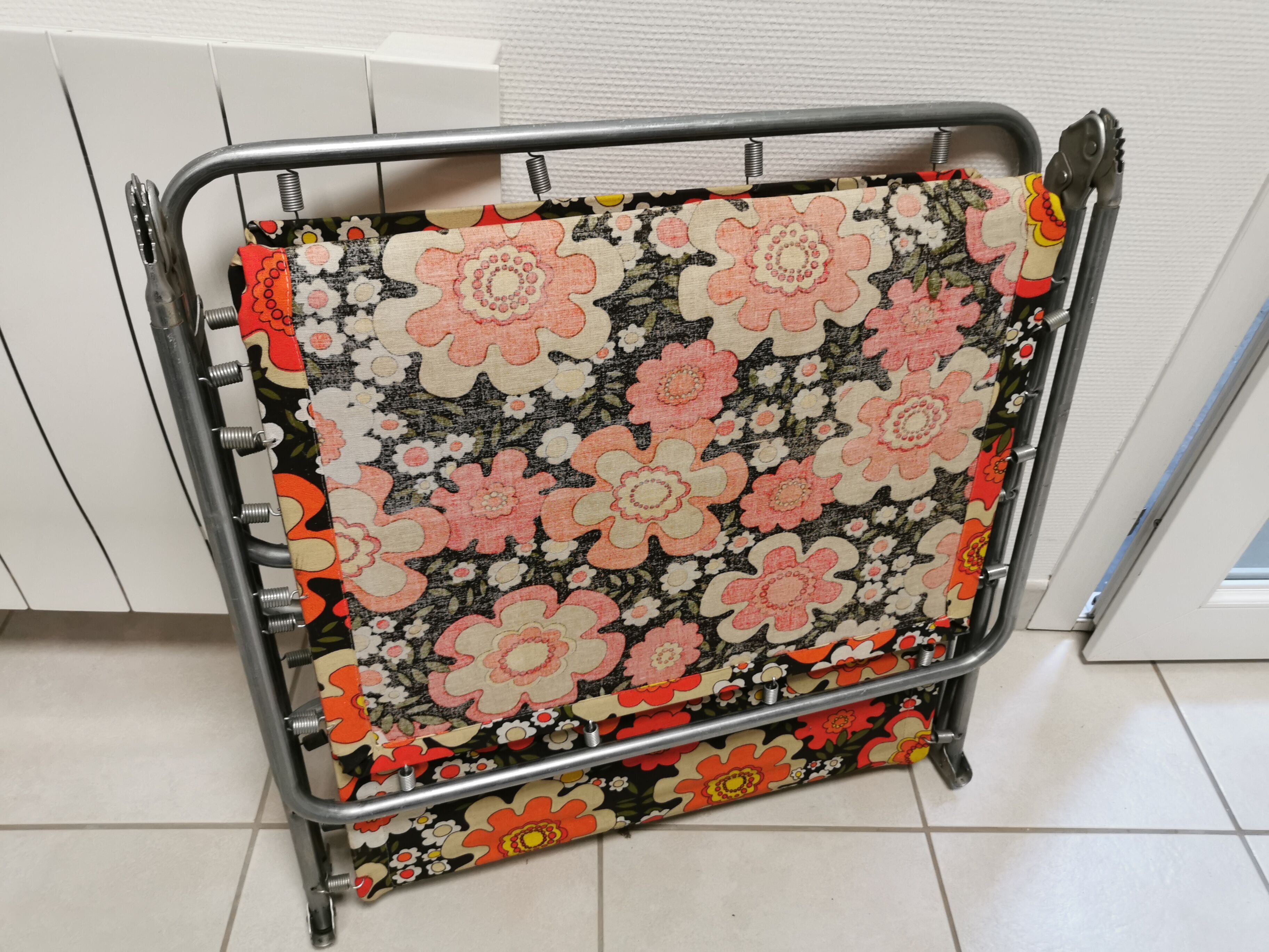 Vintage SOleil bath, Orange flower deckchairs