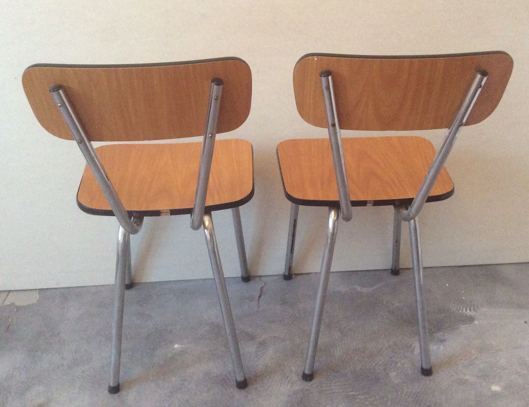 Lot of 2 formica chairs