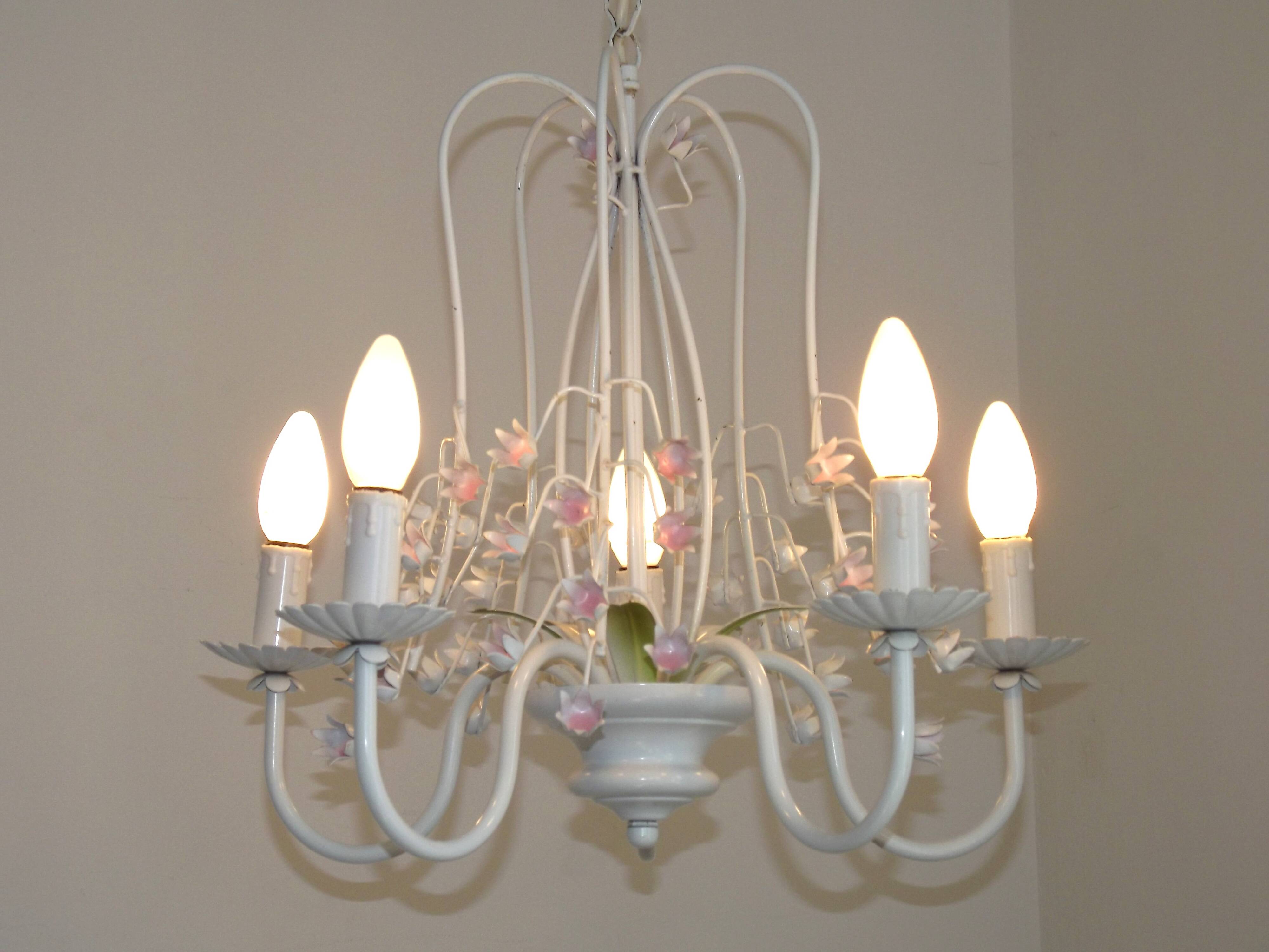 Chandelier vintage en métal blanc à 5 lumières avec des fleurs de glycine roses.