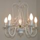 Chandelier vintage en métal blanc à 5 lumières avec des fleurs de glycine roses.