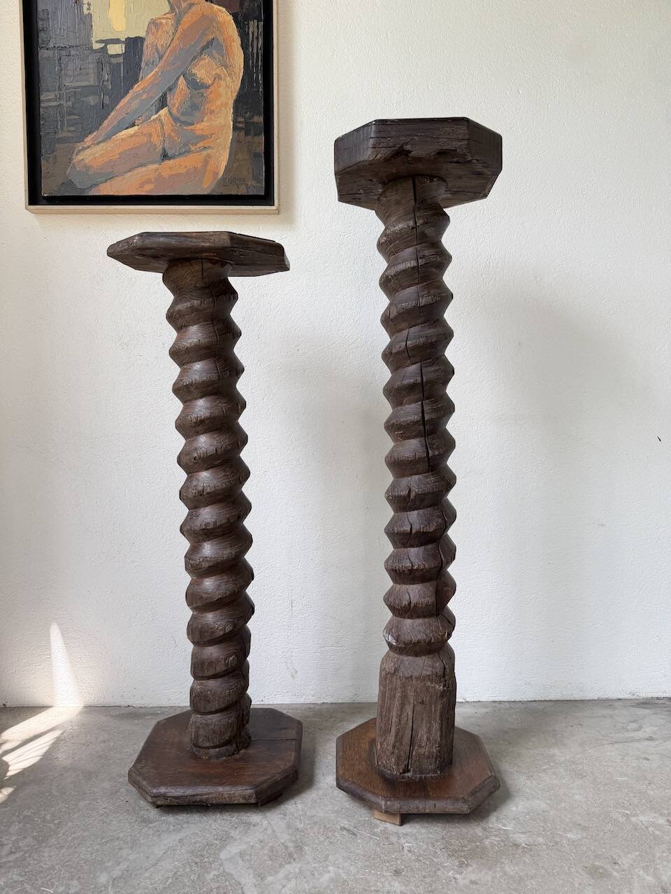 Pair of pedestal columns with oak pressing screws, 1900