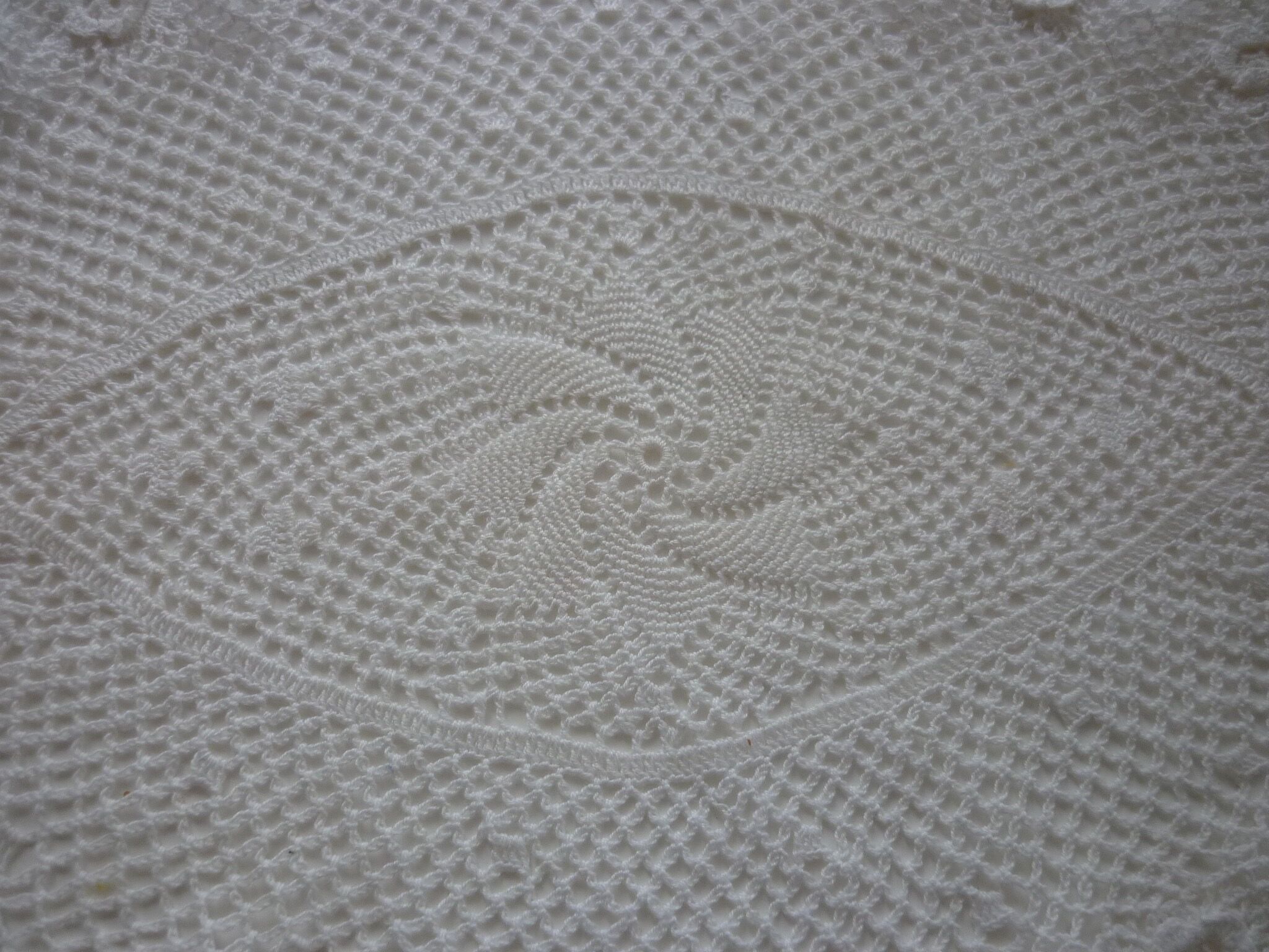 Oval white placemat in crocheted cotton