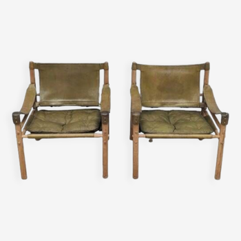 Folle paire de chaises Arne Norell Sirocco originales en cuir vert en très bon état.