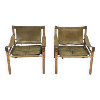 Crazy pair of green leather original Arne Norell Sirocco chairs in very good condition.