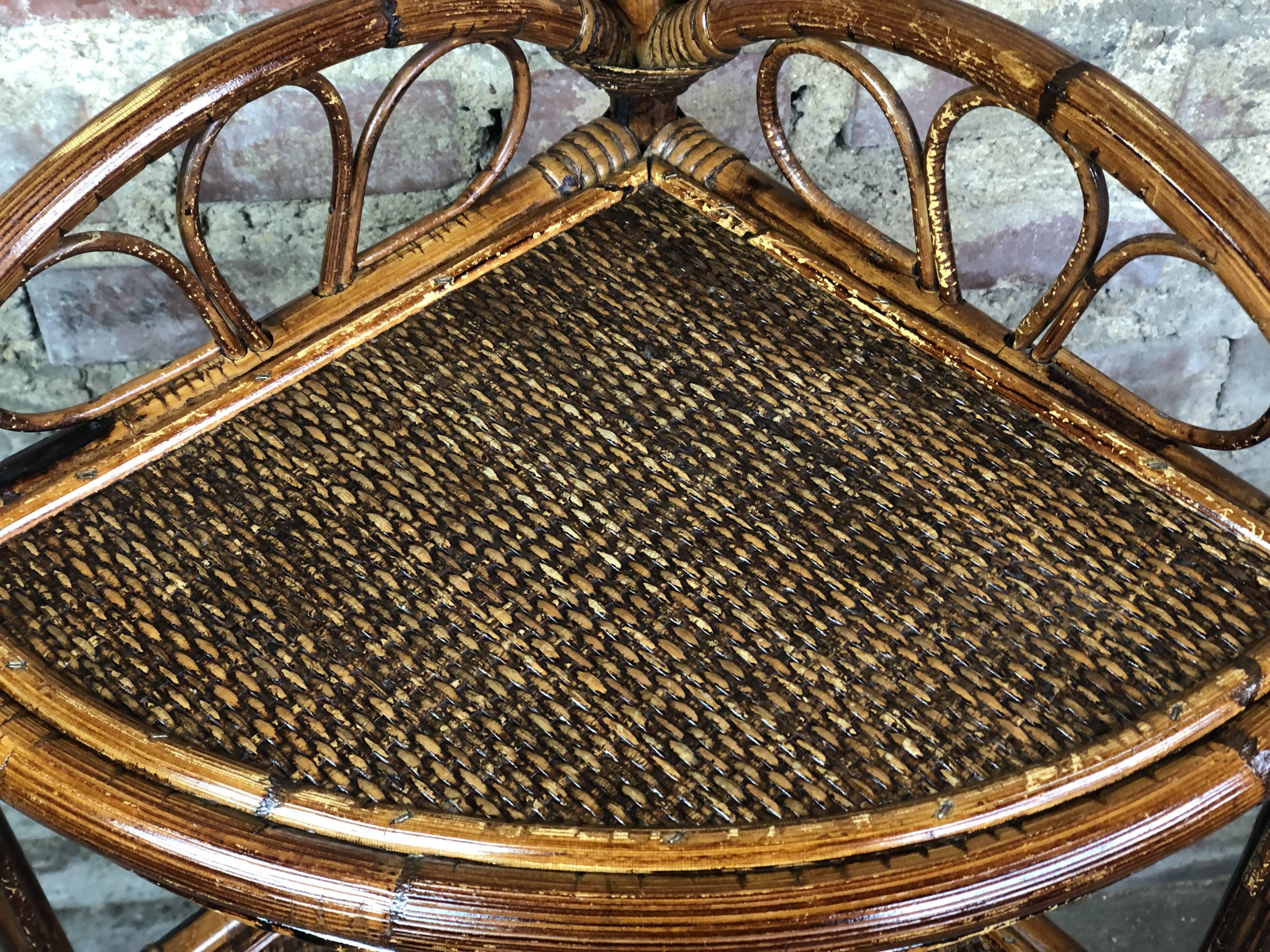 Corner shelf in rattan 70