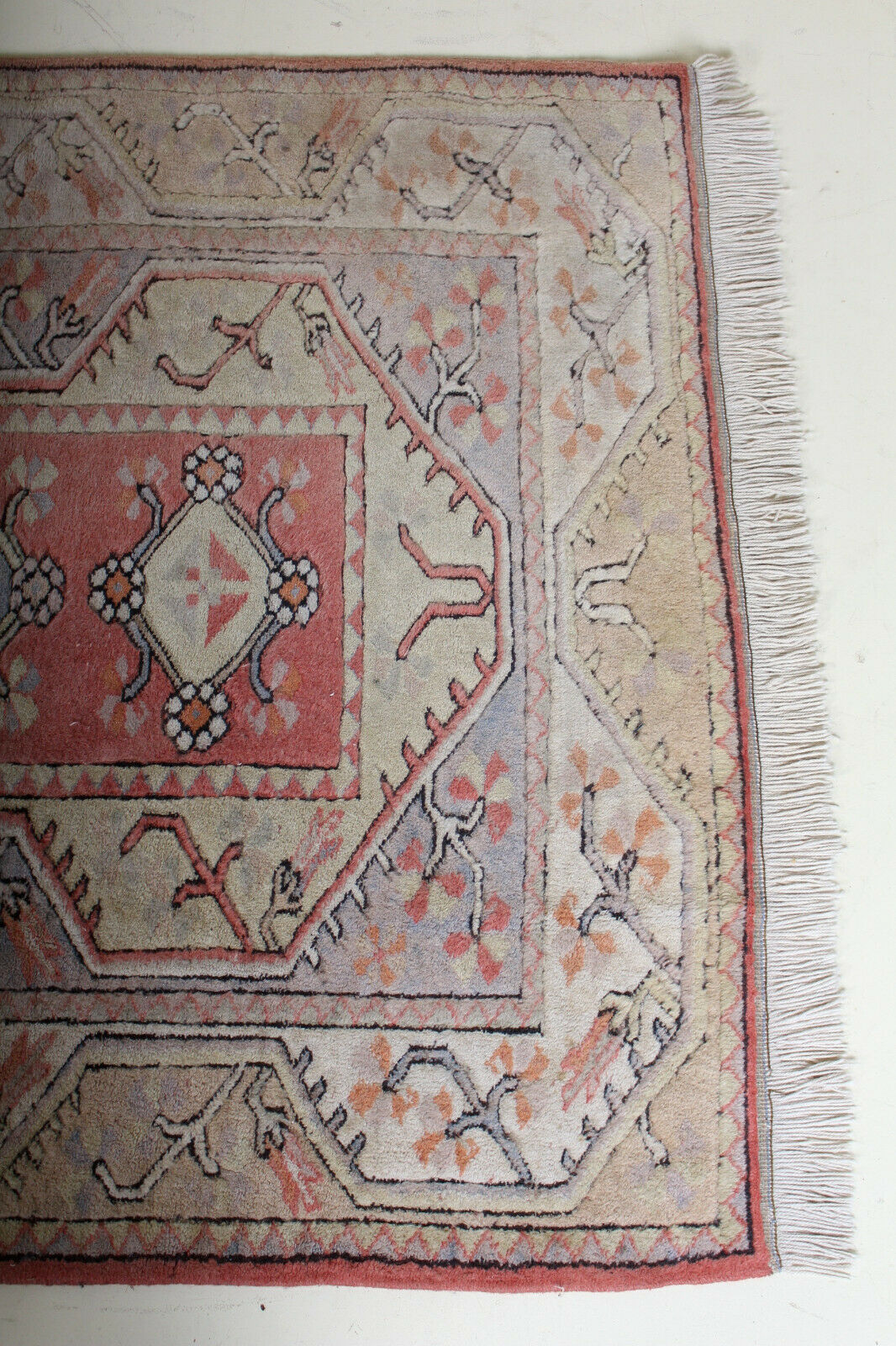 Rug melas Anatolian wool fringe on pink background 208x120cm