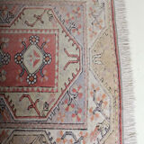 Rug melas Anatolian wool fringe on pink background 208x120cm