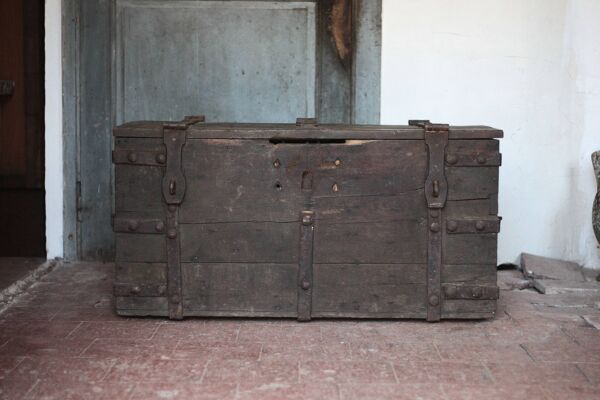 Ancien coffre bois avec ferrures, coffre de corsaire, coffre de rangement
