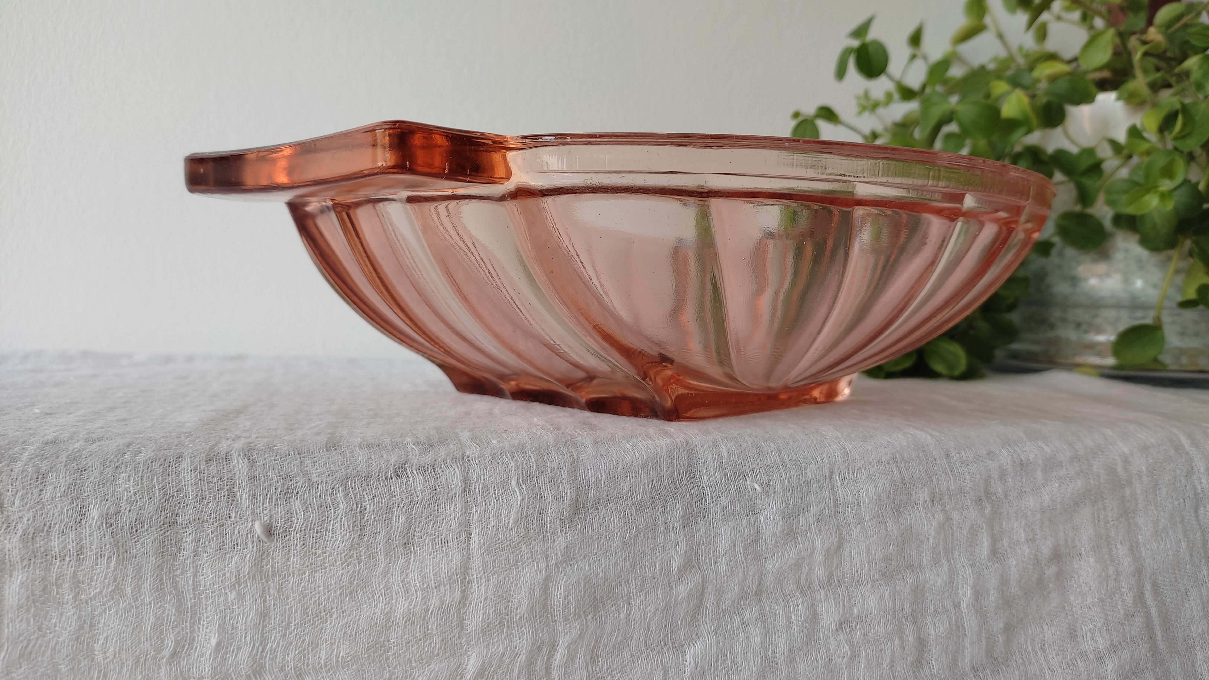 Vintage pink glass fruit cup year 40-50