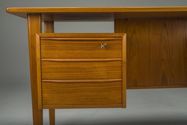 Bureau danois en teck par Peter Lovig Nielsen pour Hedensted Mobelfabrik, 1964
