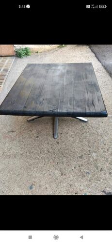 Table basse en chêne Shou Sugi Ban et piètement en étoile en aluminium