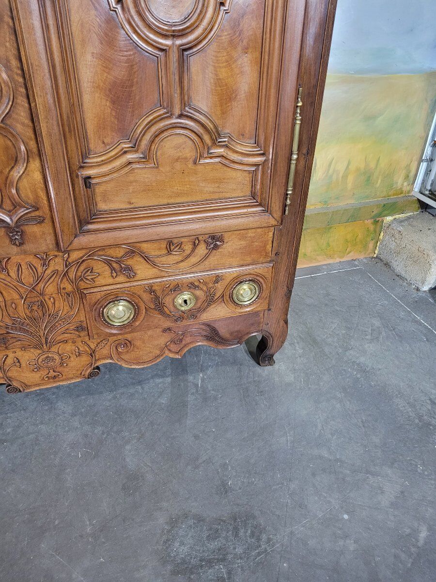 Armoire Louis XV en noyer et chêne