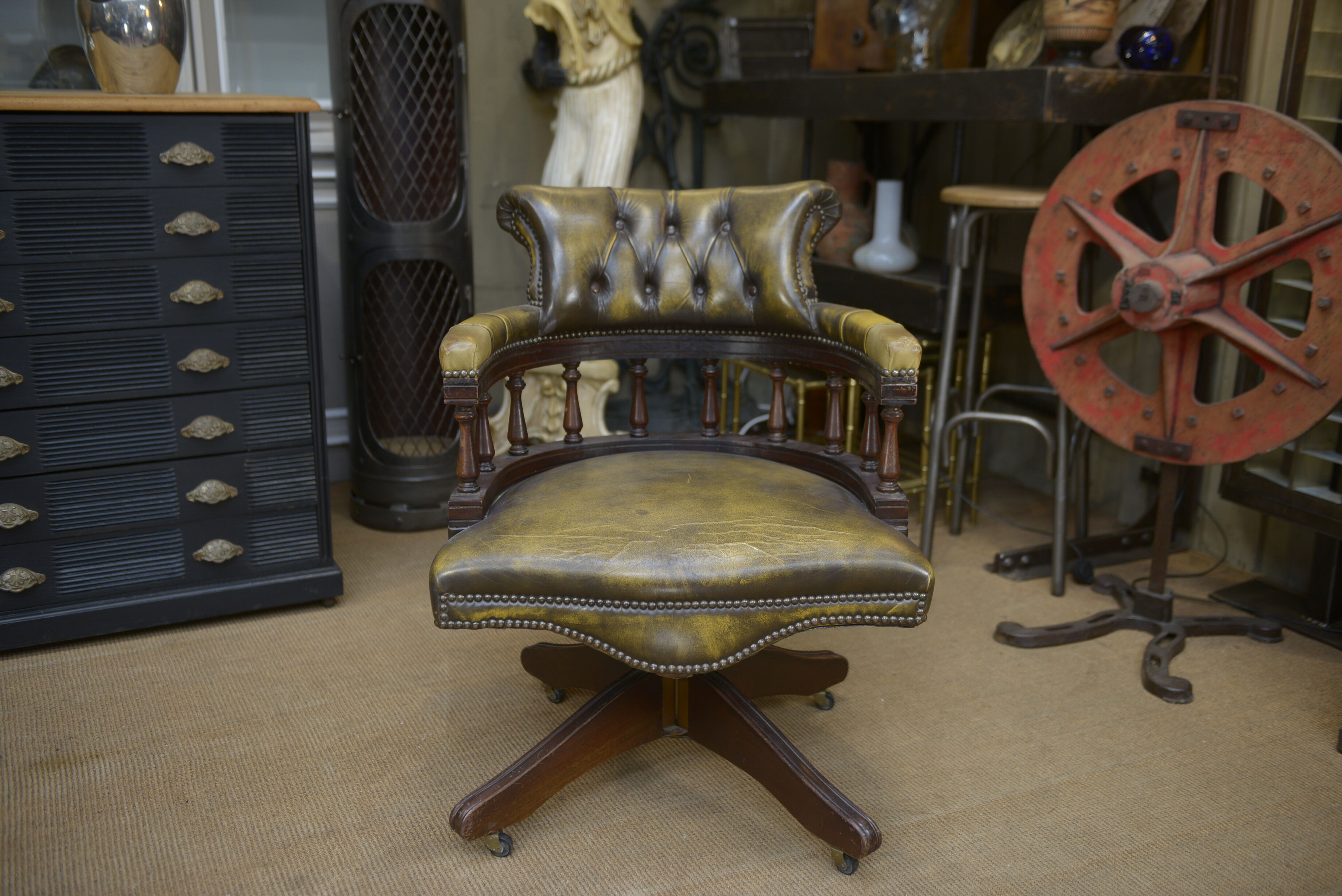 Fauteuil de bureau tournant en acajou et cuir capitonné , des années 1960