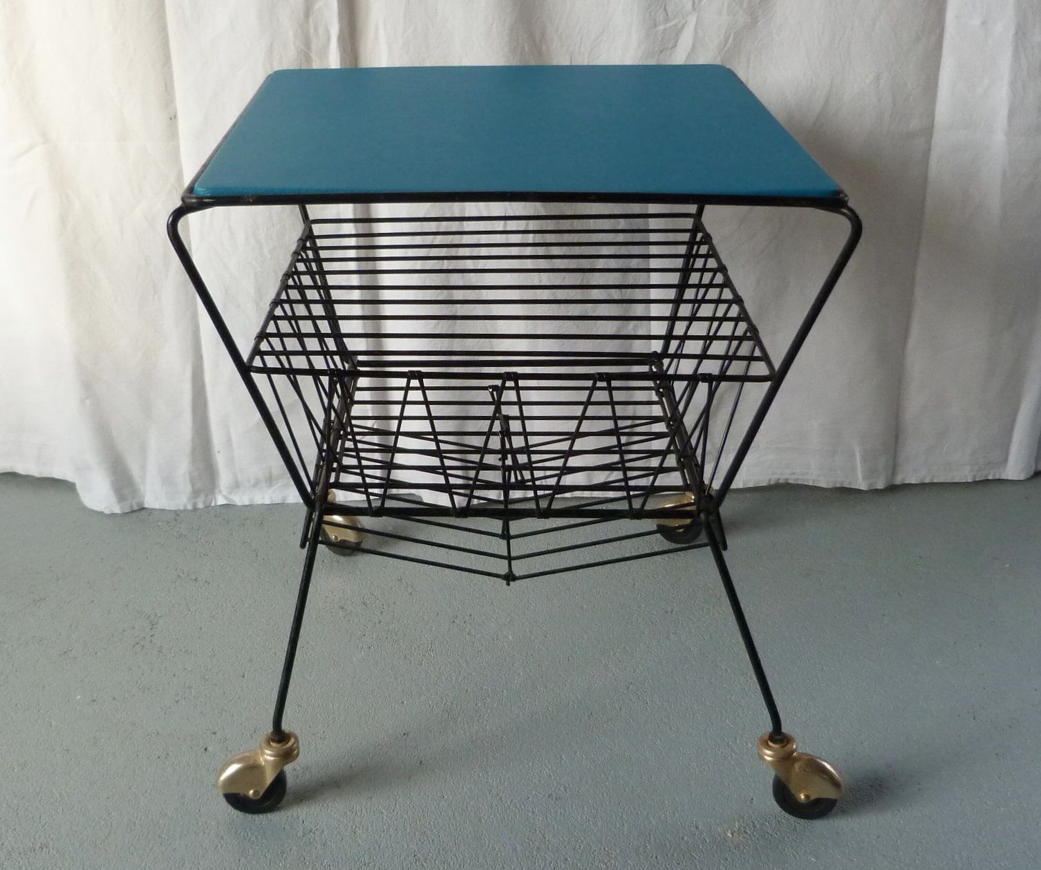 Table magazine table