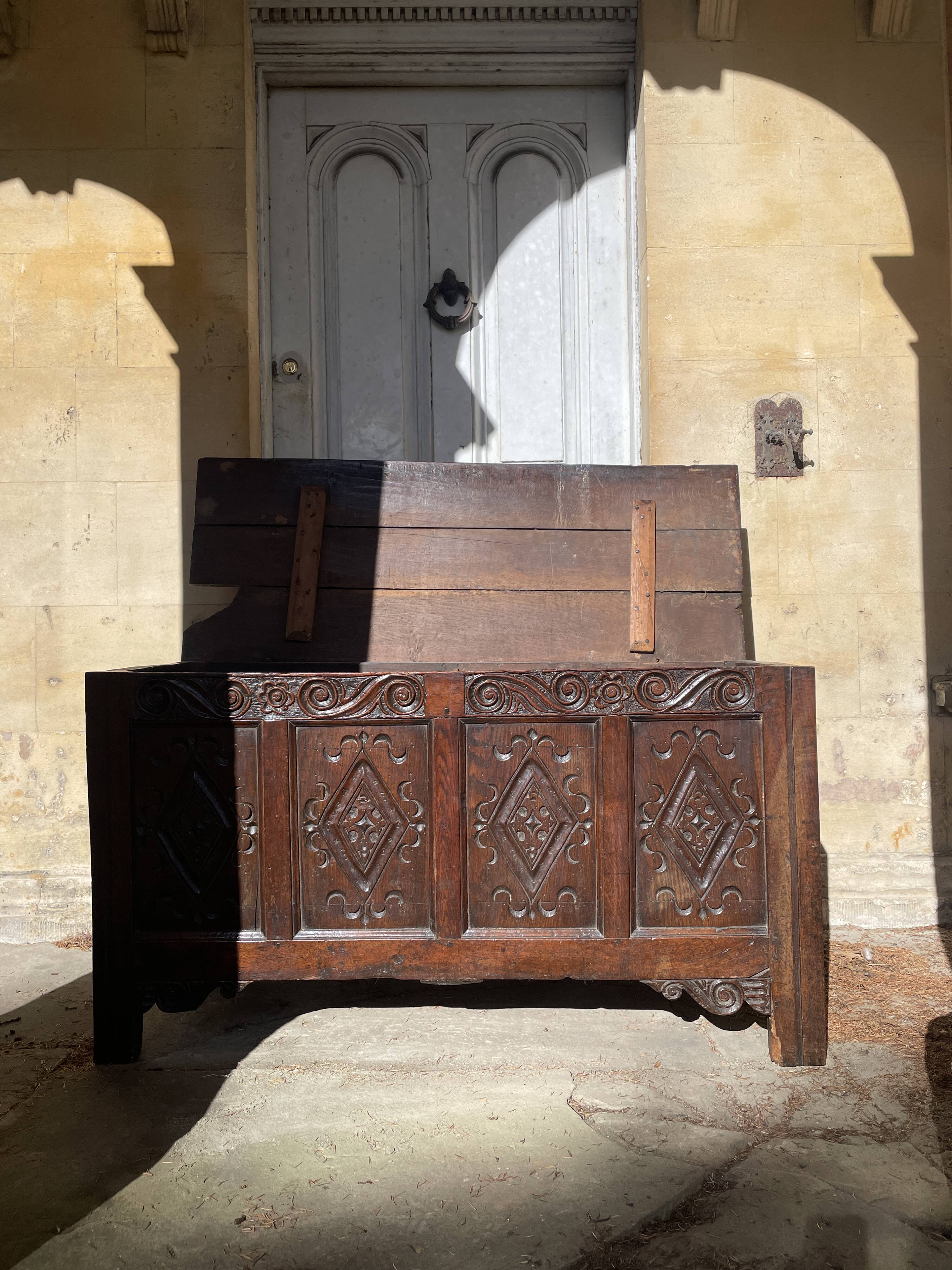 Grand coffre en chêne sculpté du 17ème siècle / coffre à couvertures vernaculaire