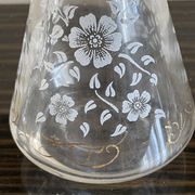 Lot decanter 3 vintage bucket glasses + 2 mismatched glasses
