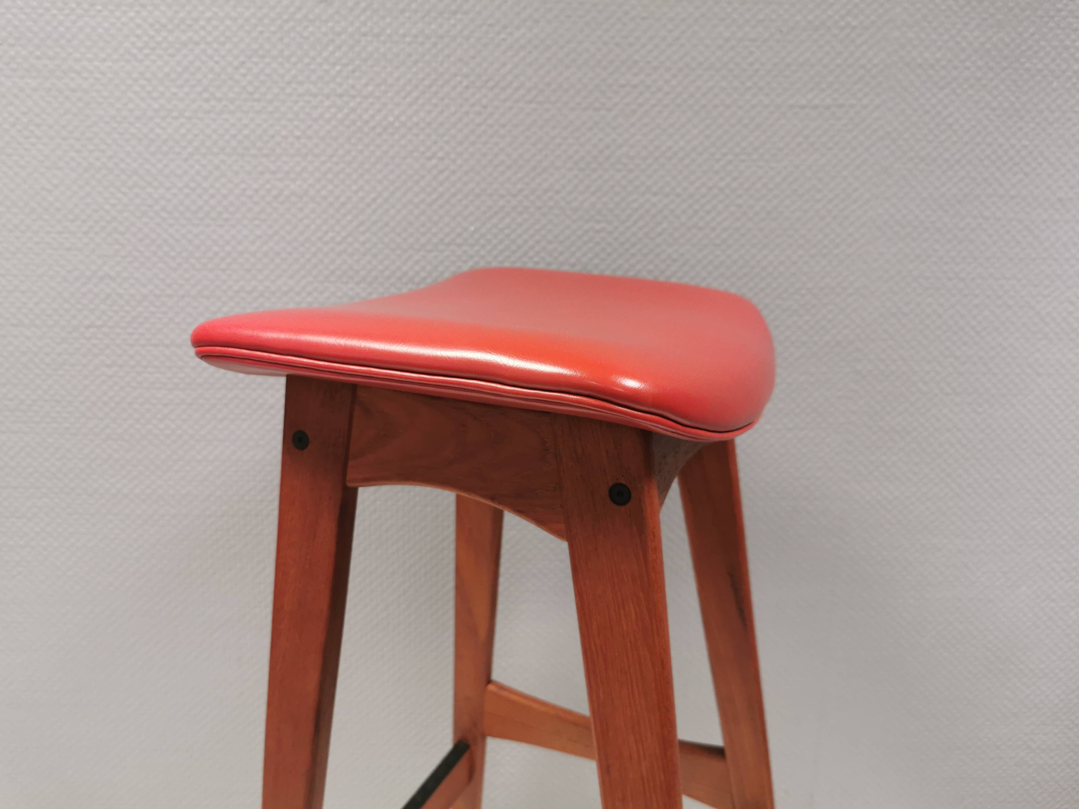 Bar stool, made of teak wood and cognac/red leather. Denmark 1960s