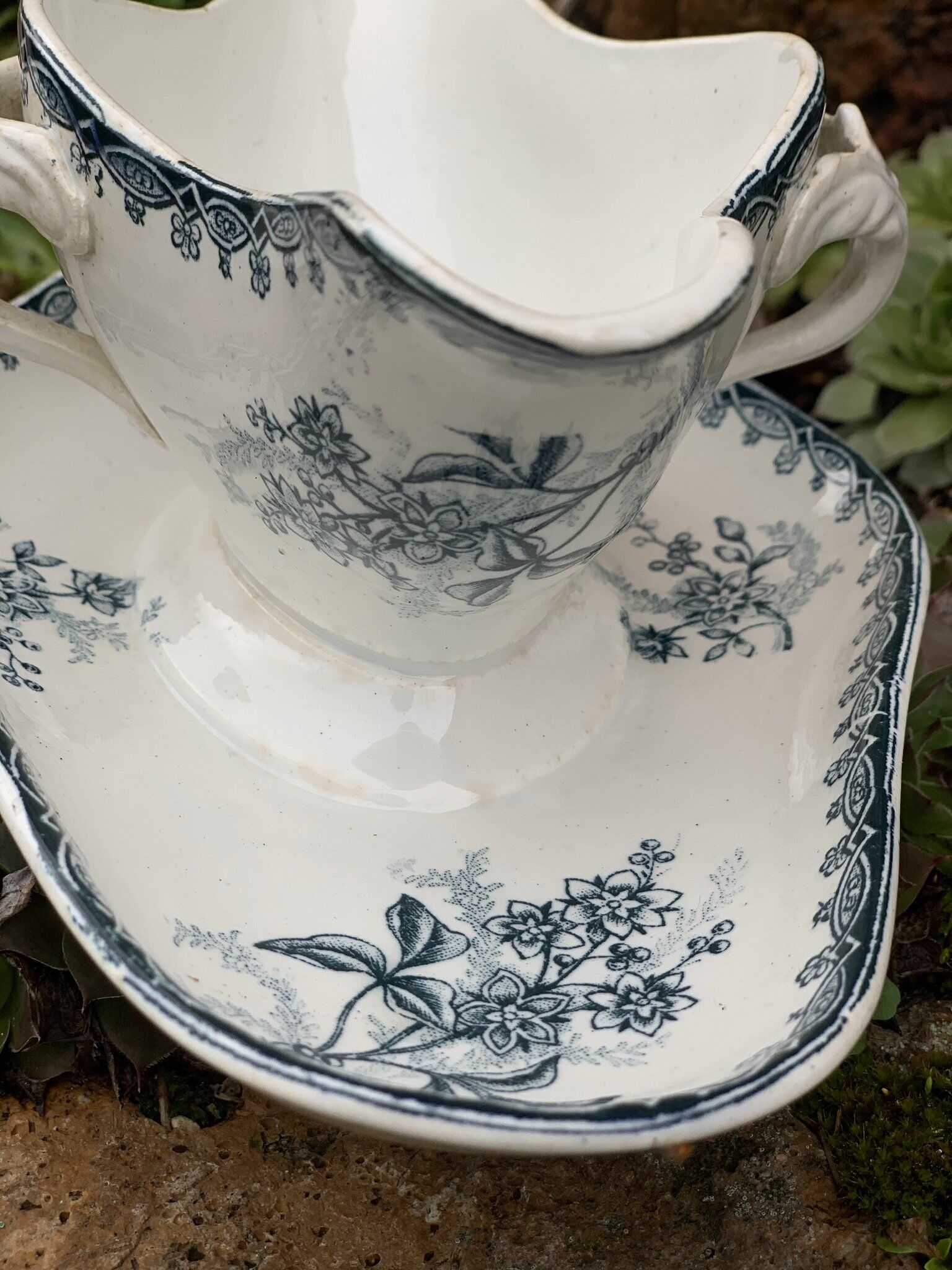 Saucière with a sticking plate earthenware iron earth the Amandinoise service Margot
