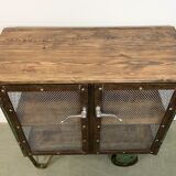 Armoire industrielle en fer avec portes en treillis sur roues, années 1960