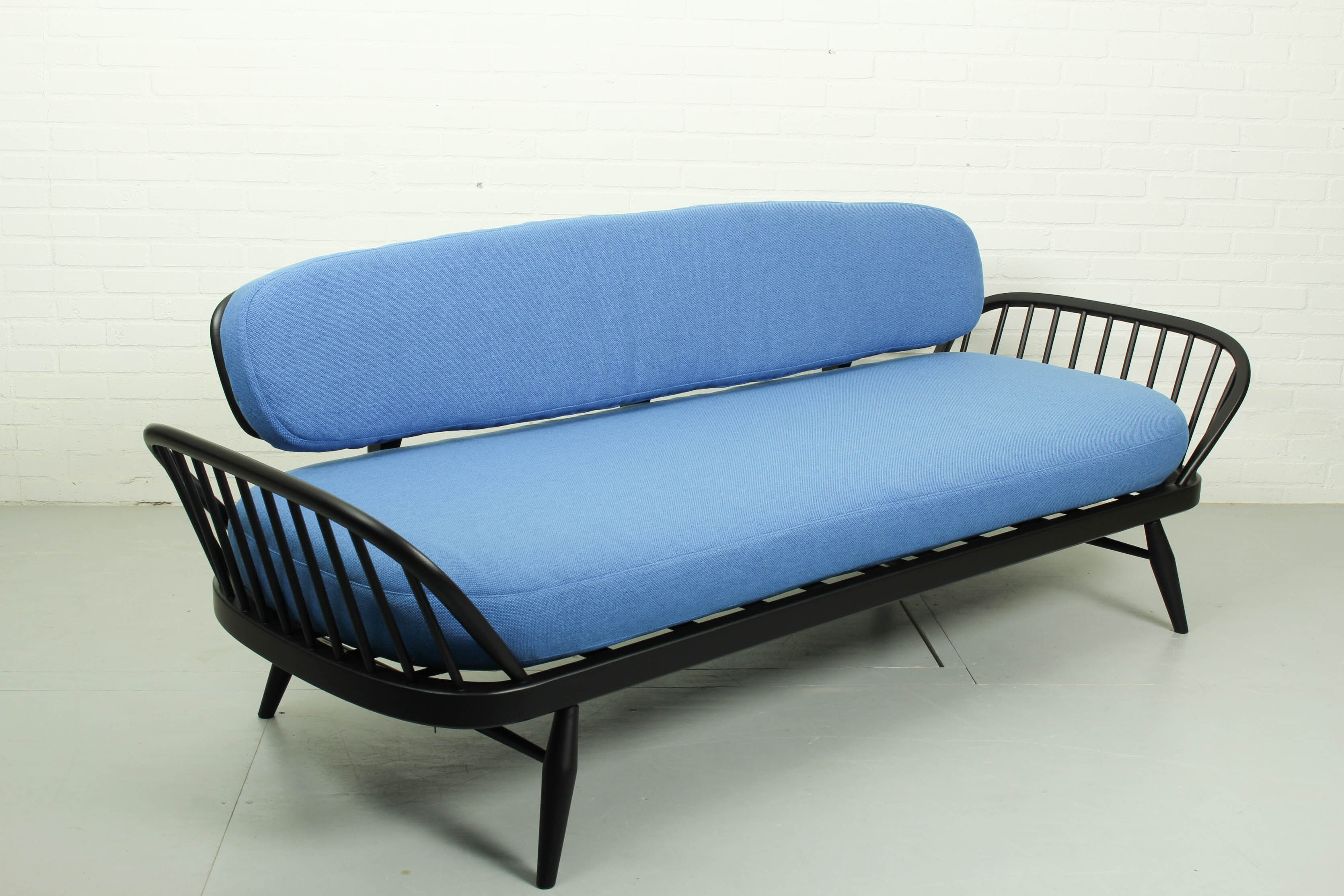 Lounge set with sofa daybed model ‘355’ and 2 windsor lounge chairs Lucian Ercolani for Ercol