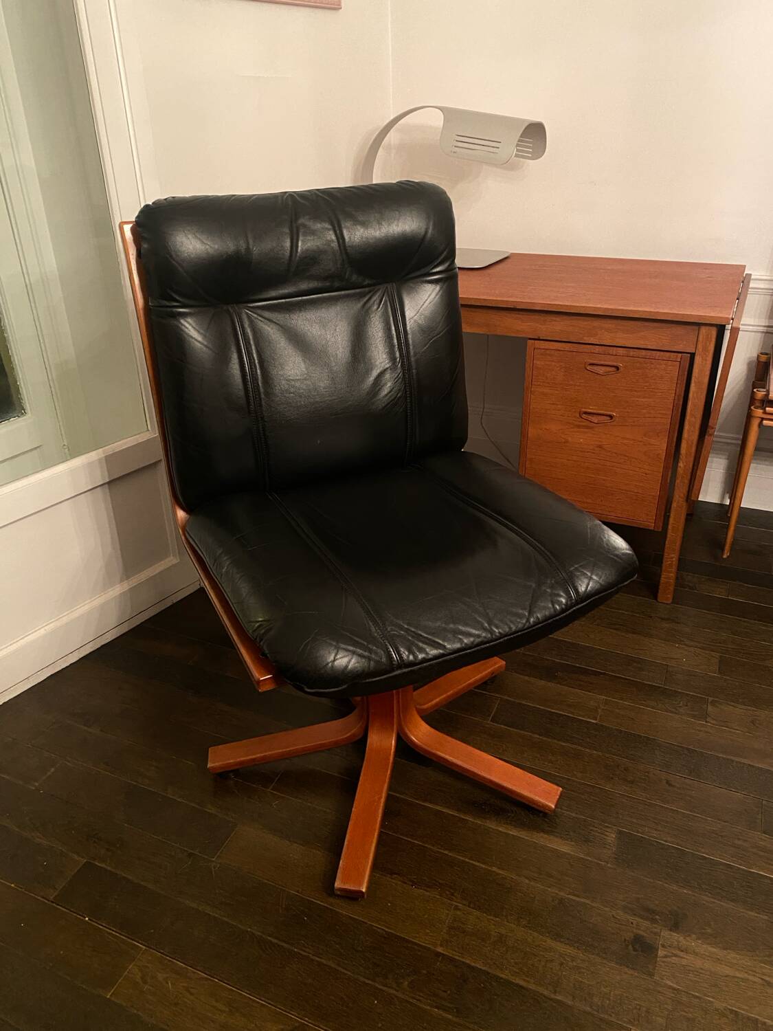 Vintage design office chair - Swivel lobby chair in black leather