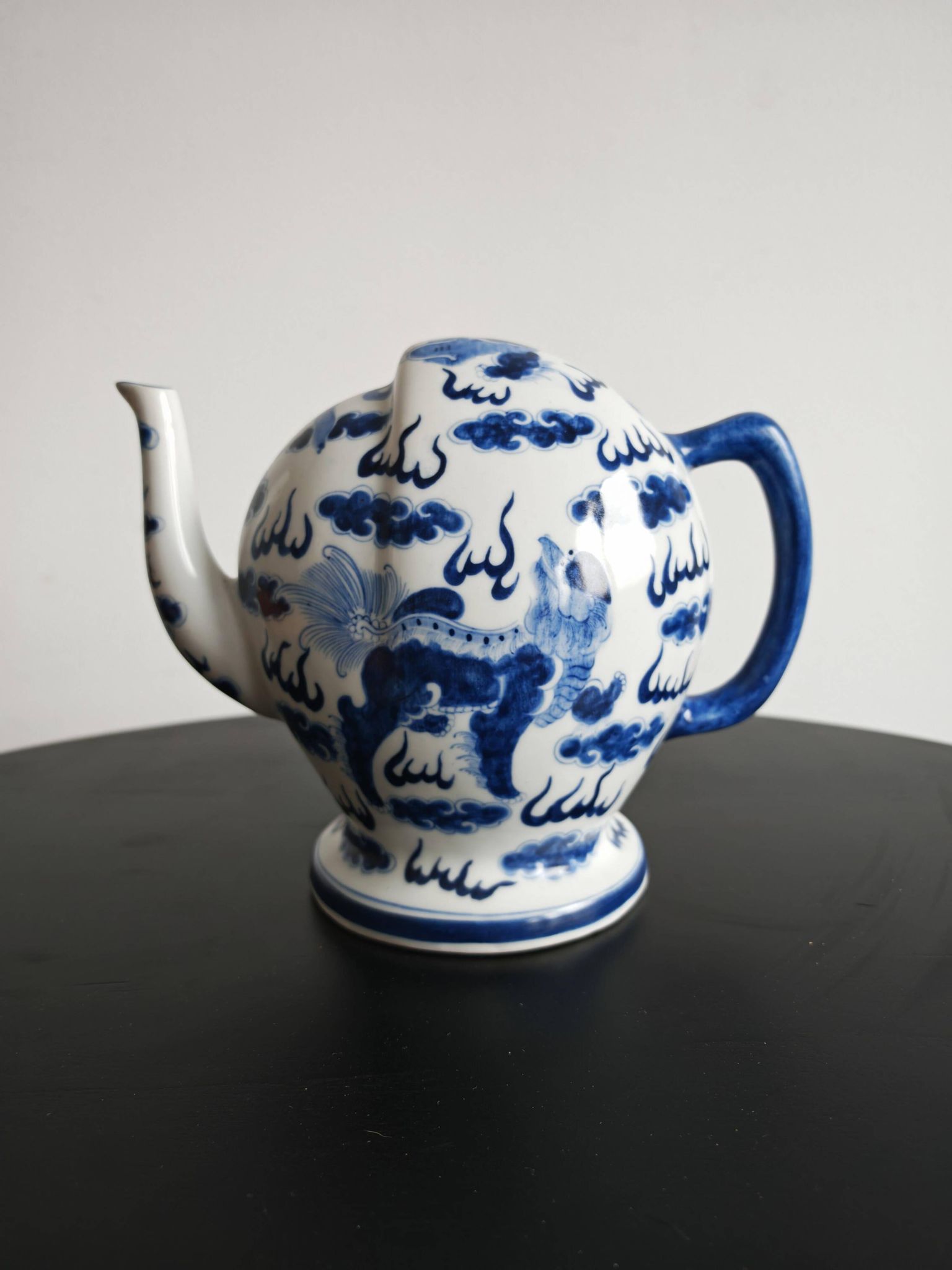 Blue and white porcelain teapot Cadogan, Guangxu period, 19th century.