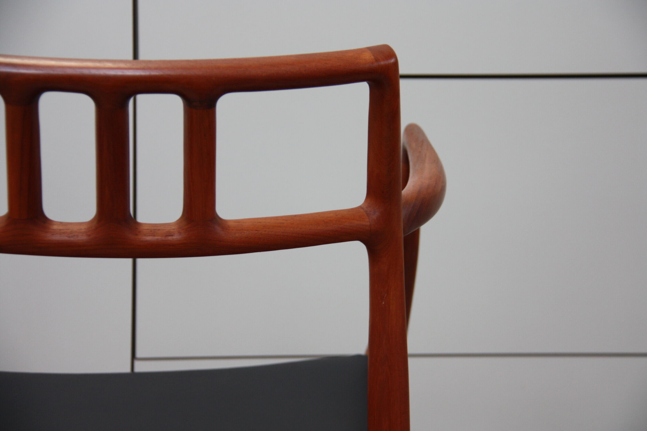 Vintage armchair in teak and black leather - Model 64 - Möller - Denmark '60's