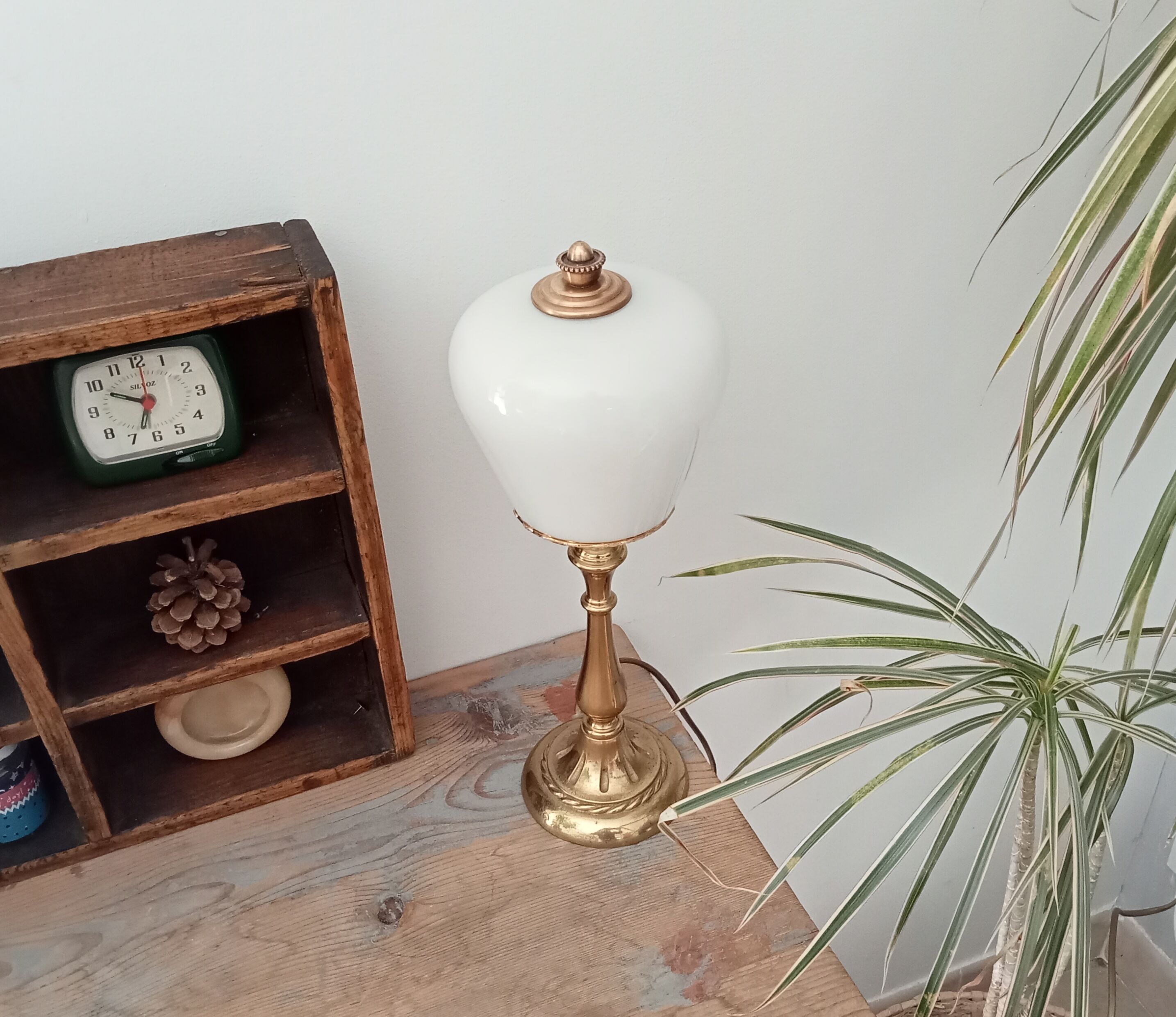 Art deco lamp in brass and opaline