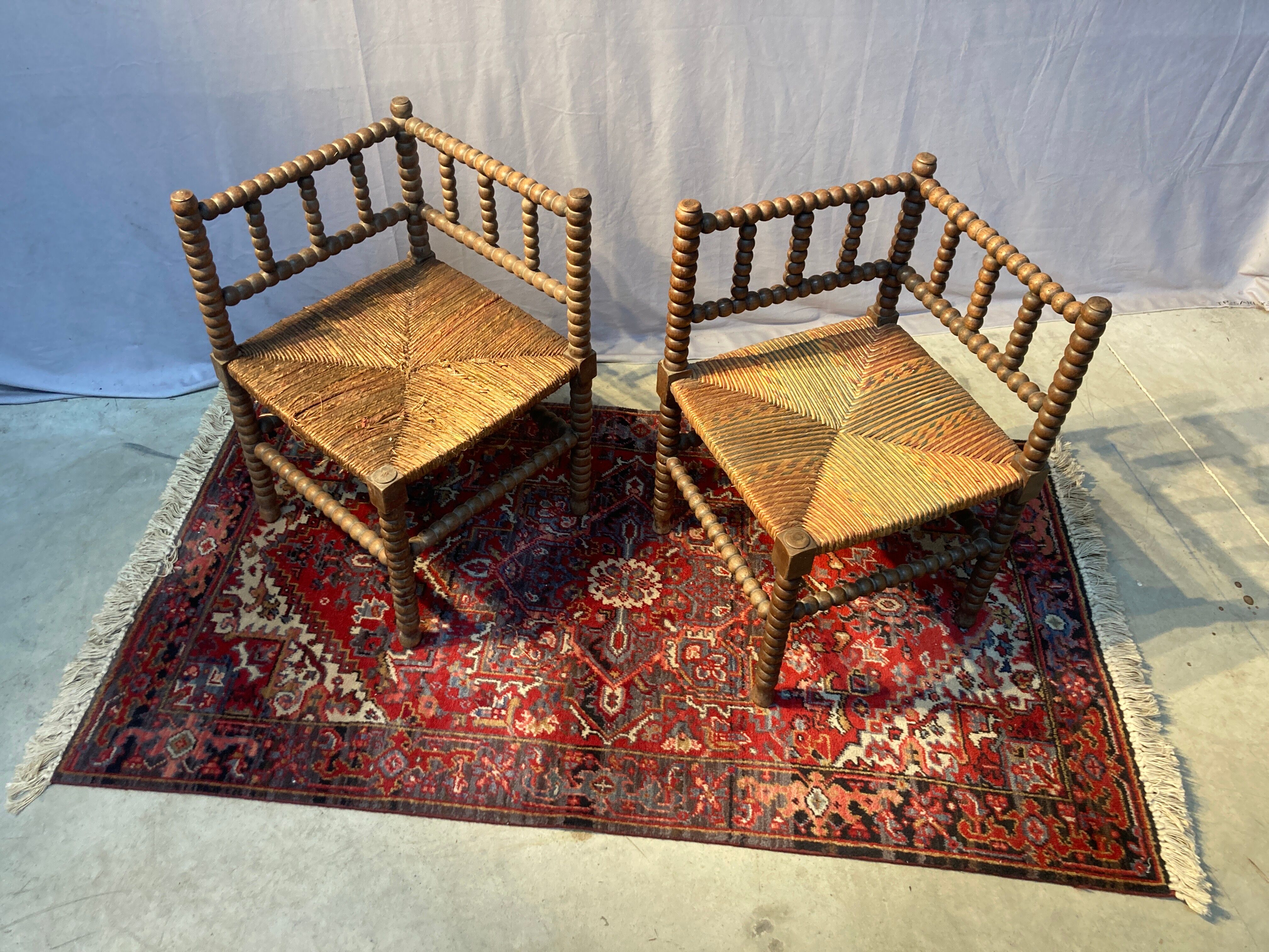 Duo de chaises de nourrice sculptées