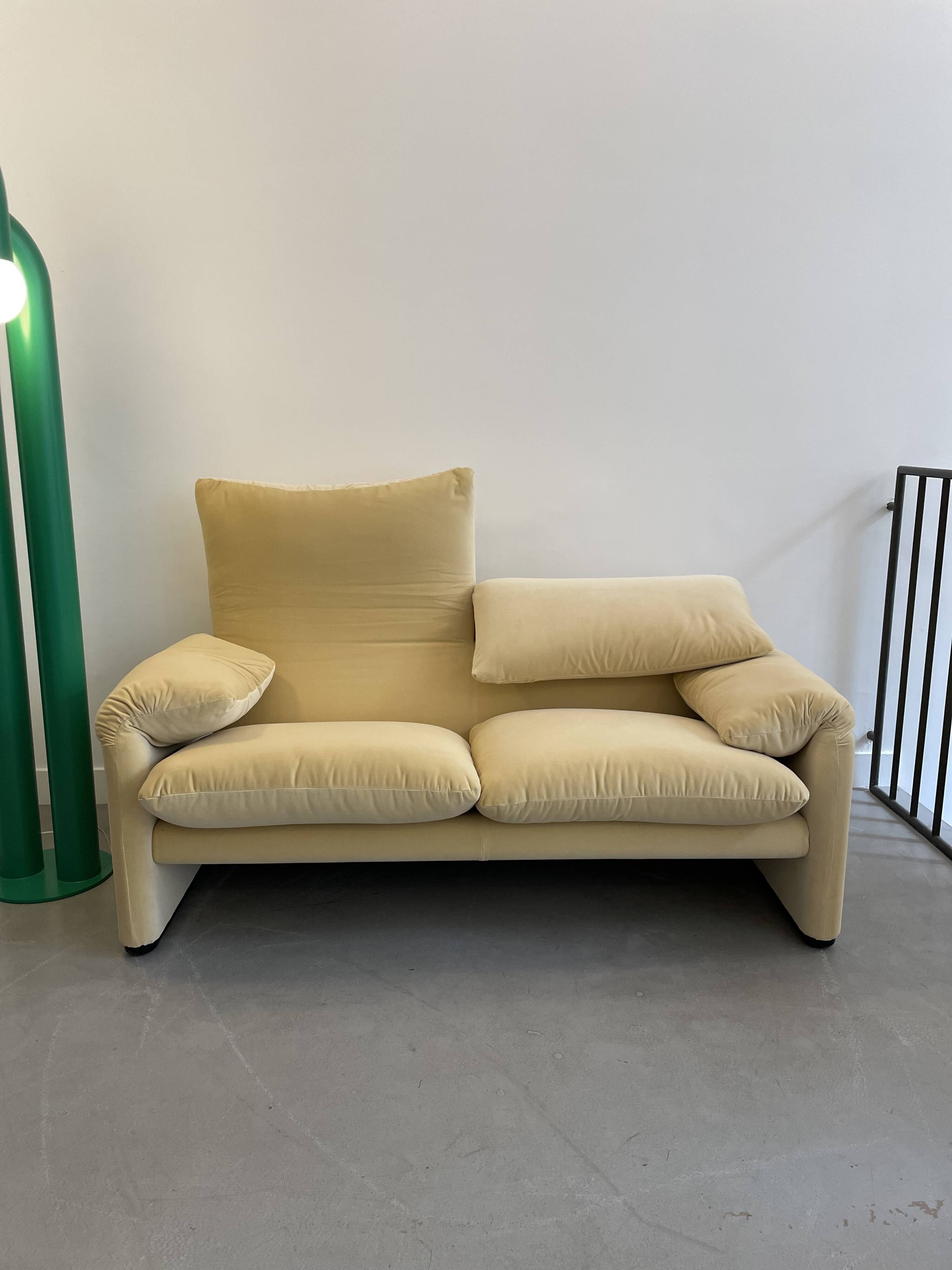 Maralunga 2-seater sofa by Vico Magistretti for Cassina
