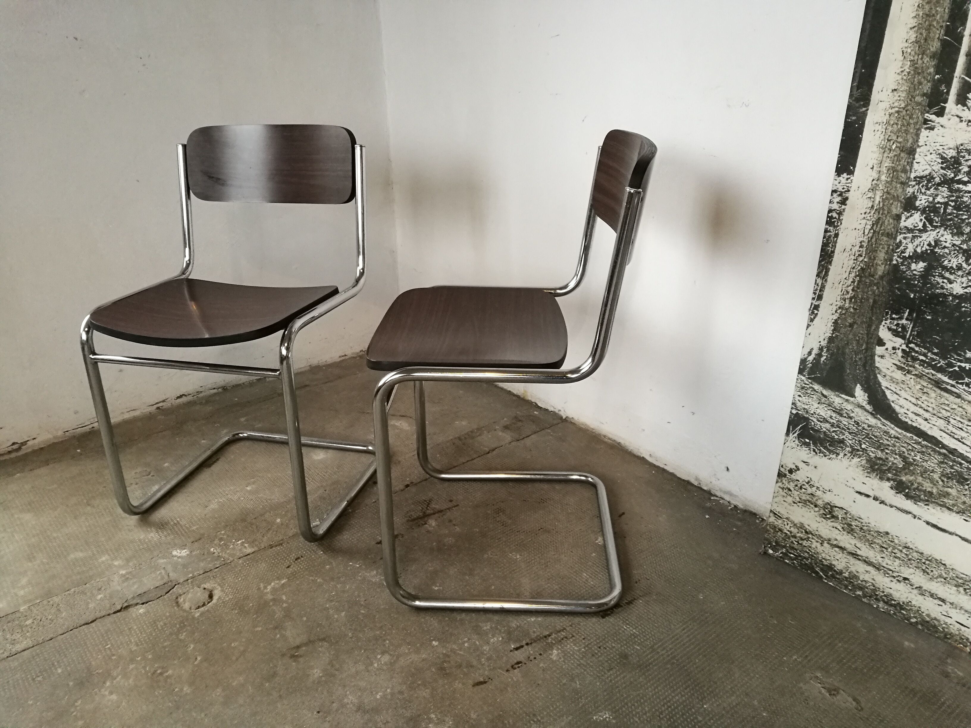 Pair of cantilever chairs from the 80s bauhaus style