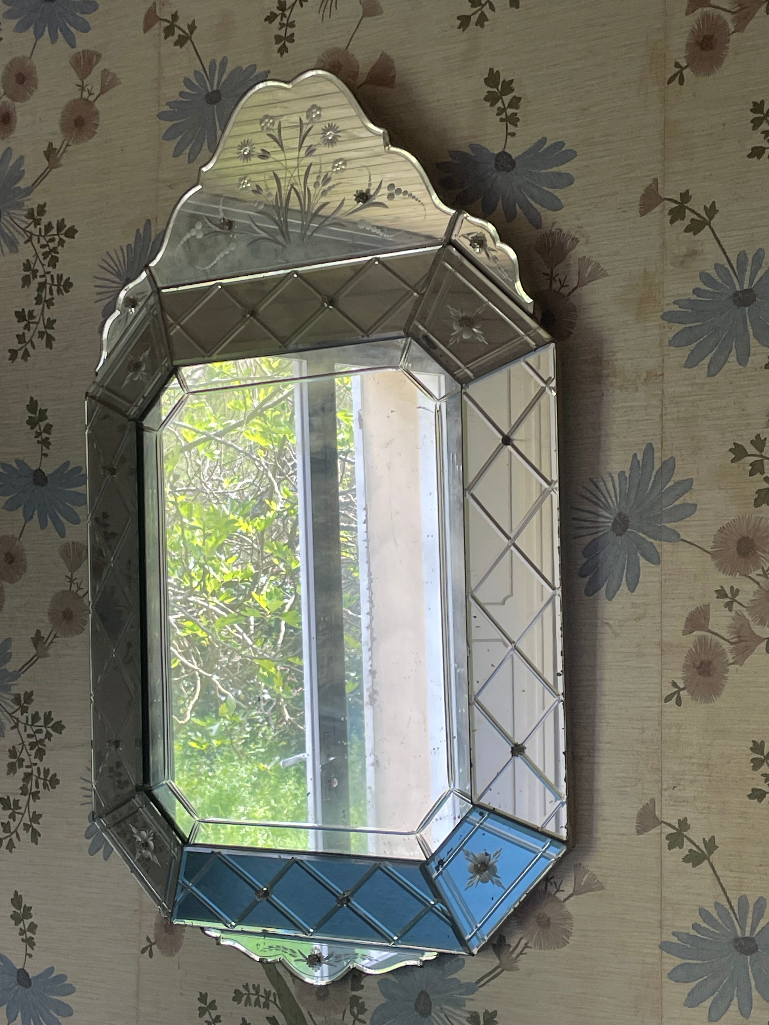 Venetian mirror with pareclose 19th / 20th century Height 80 cm