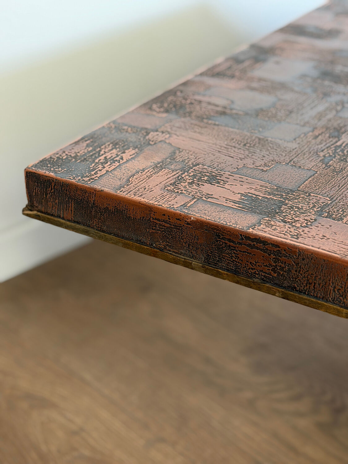 Brutalist coffee table, hammered copper 70 – in the style of H. Lilienthal.