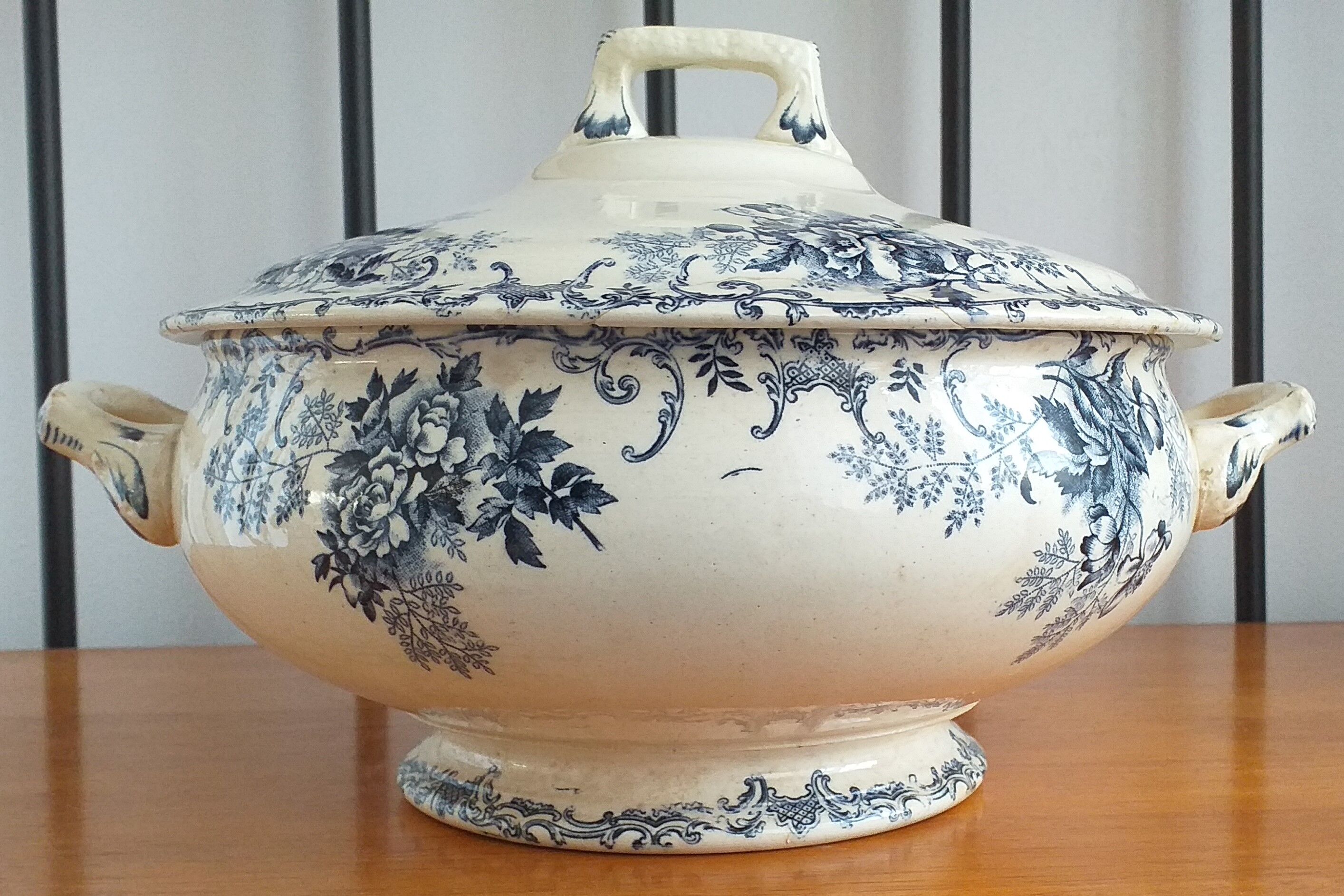 Porcelain soup pot iron earth H. Boulenger model Floréal