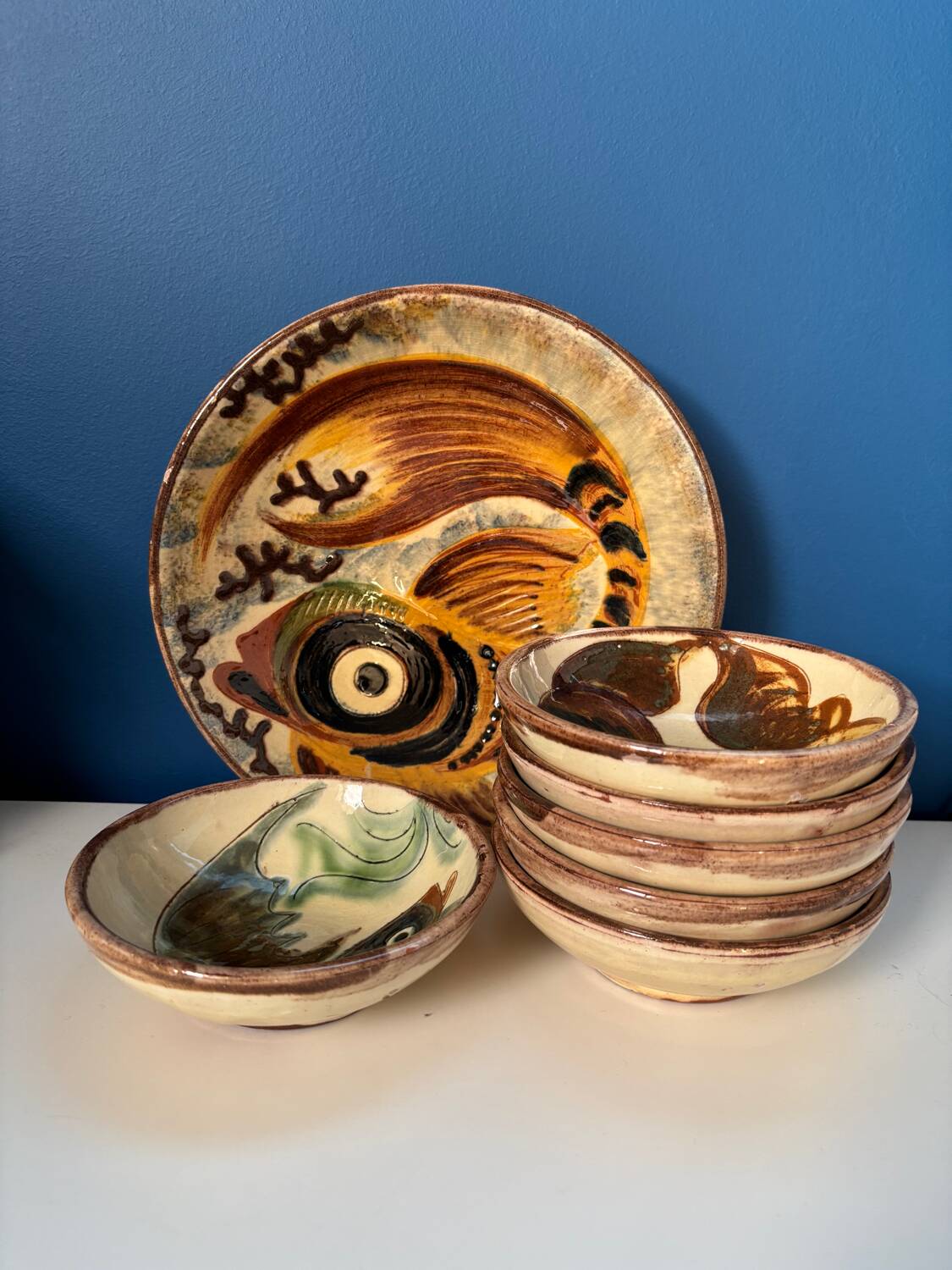 Service en céramique Puigdemont, plat creux et 6 coupelles décor poisson