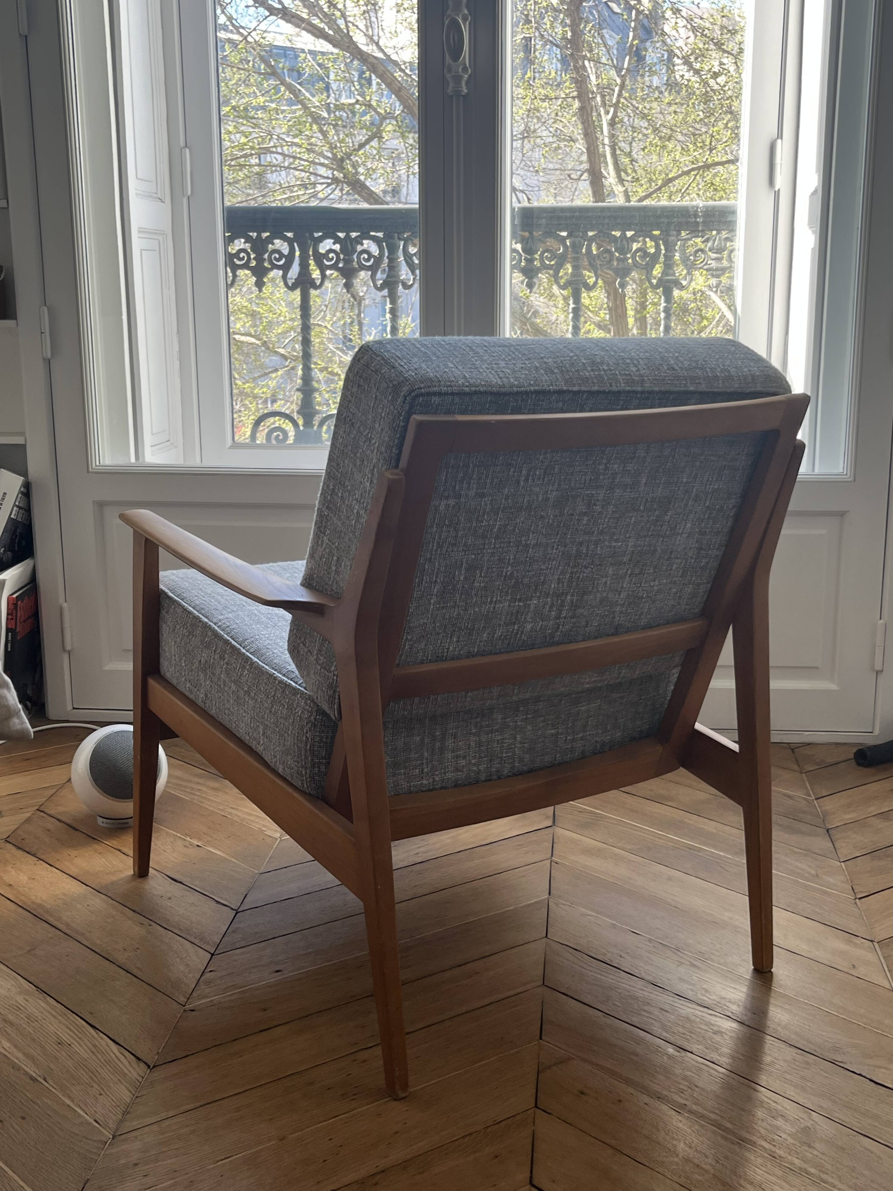 Complete Knoll Original sofa. New fabric. Good condition.
