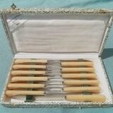 Box of 12 knives, Carl