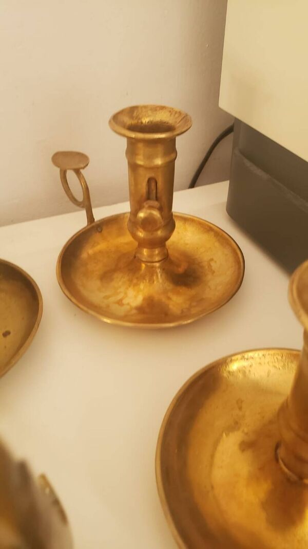 Lot bougeoirs et petite lampe en huile