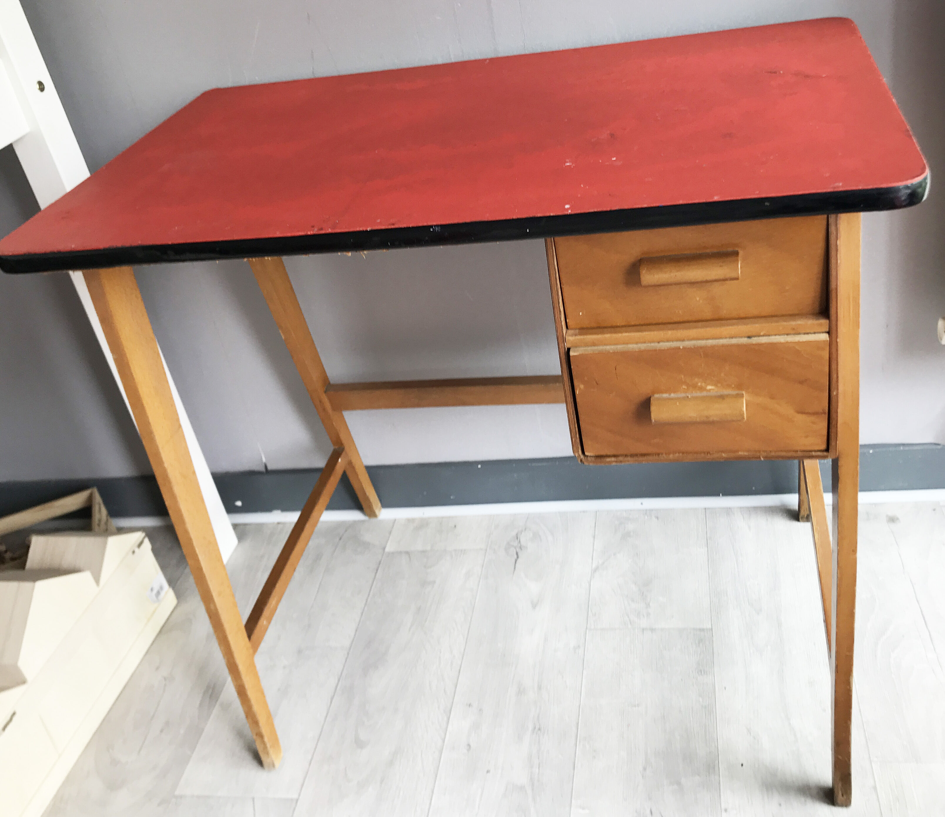 Small desk vintage years 50 feet compass red tray